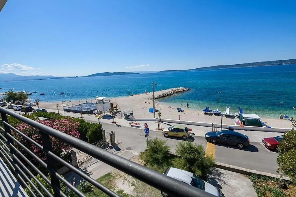 Stunning Beachfront Apartment With Roof Terrace Kastela