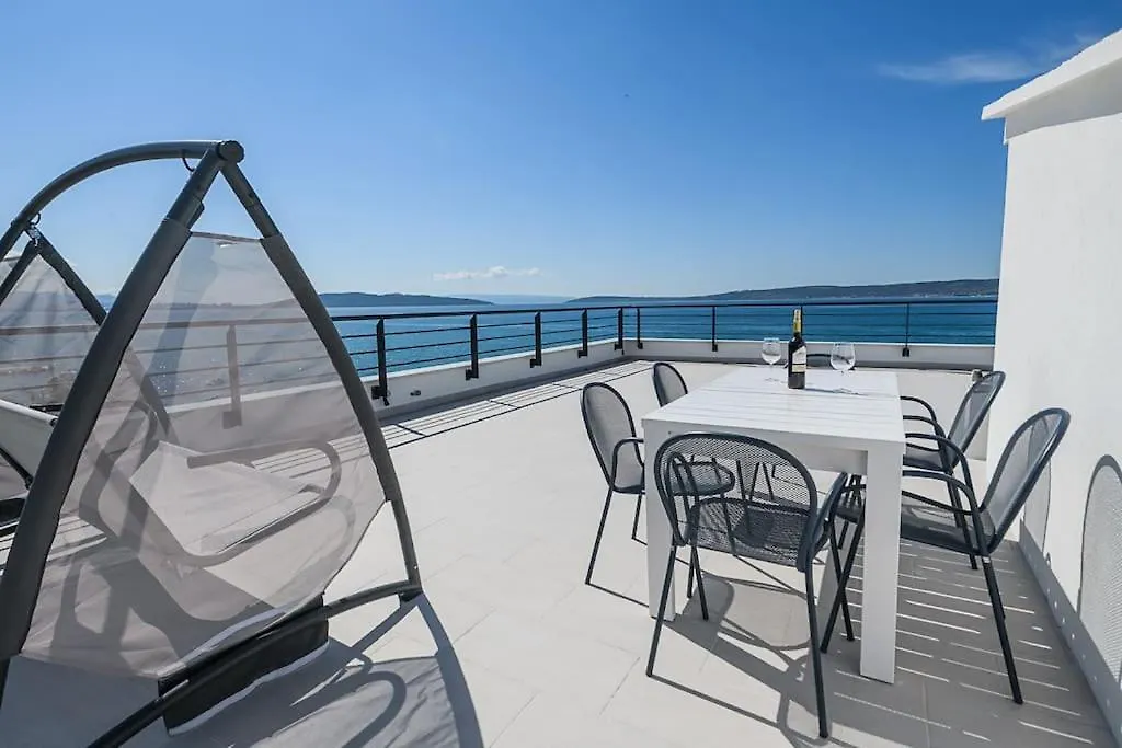 Stunning Beachfront Apartment With Roof Terrace Kastela