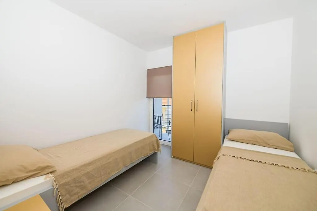 Stunning Beachfront Apartment With Roof Terrace Kastela