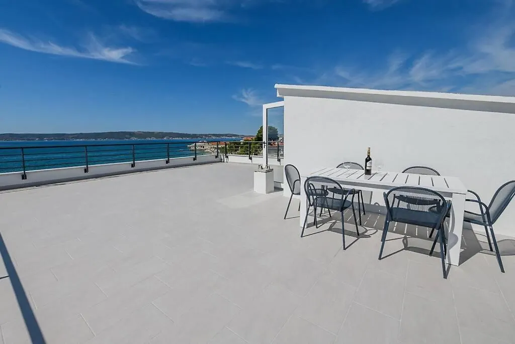 Stunning Beachfront Apartment With Roof Terrace Kastela