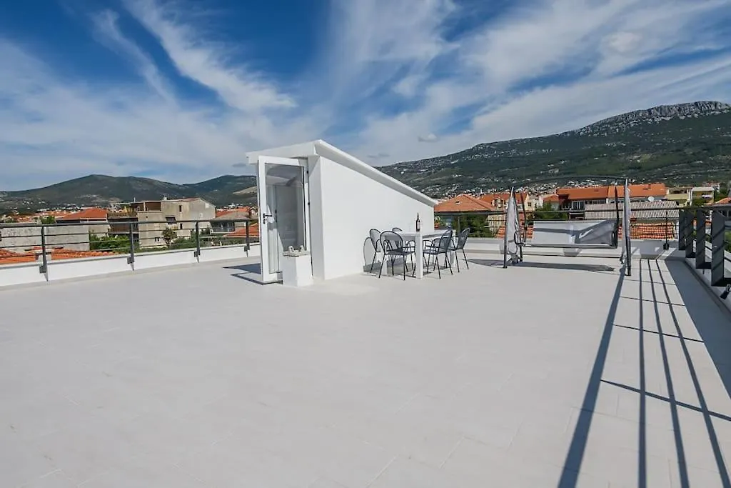 Stunning Beachfront Apartment With Roof Terrace Kastela