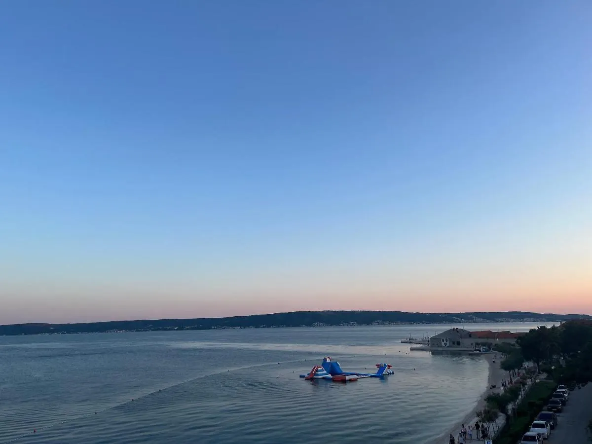 Stunning Beachfront Apartment With Roof Terrace Kastela