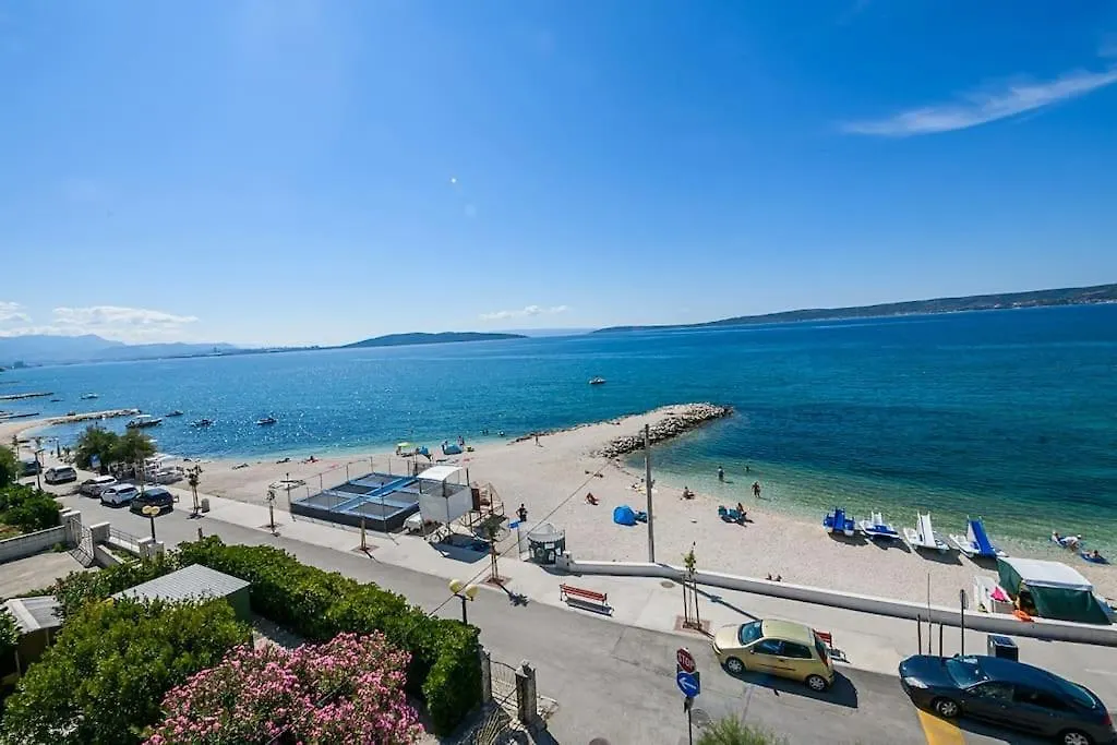 Stunning Beachfront Apartment With Roof Terrace Kastela